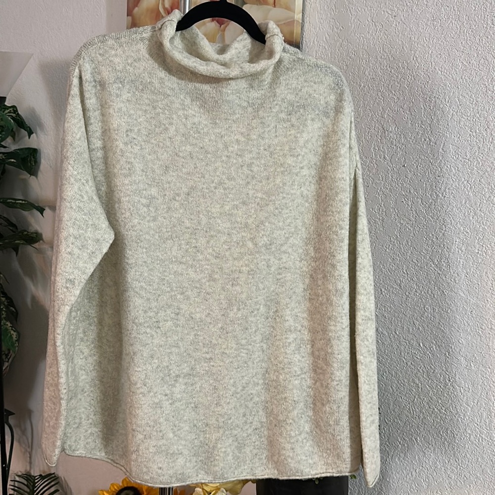 Philosophy gray white sweater size L